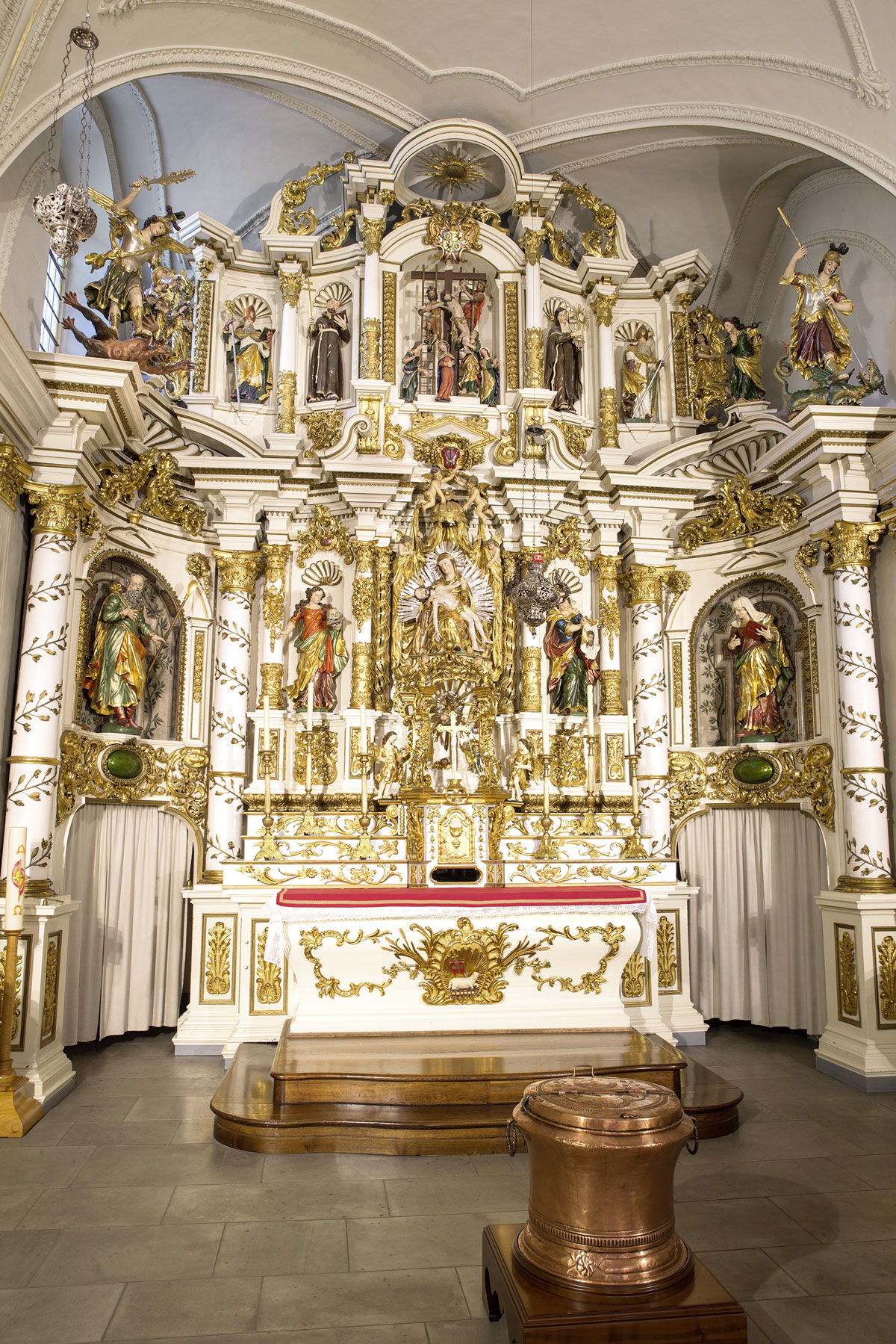 Le maître-autel de la chapelle de Notre-Dame de Compassion à Bulle.