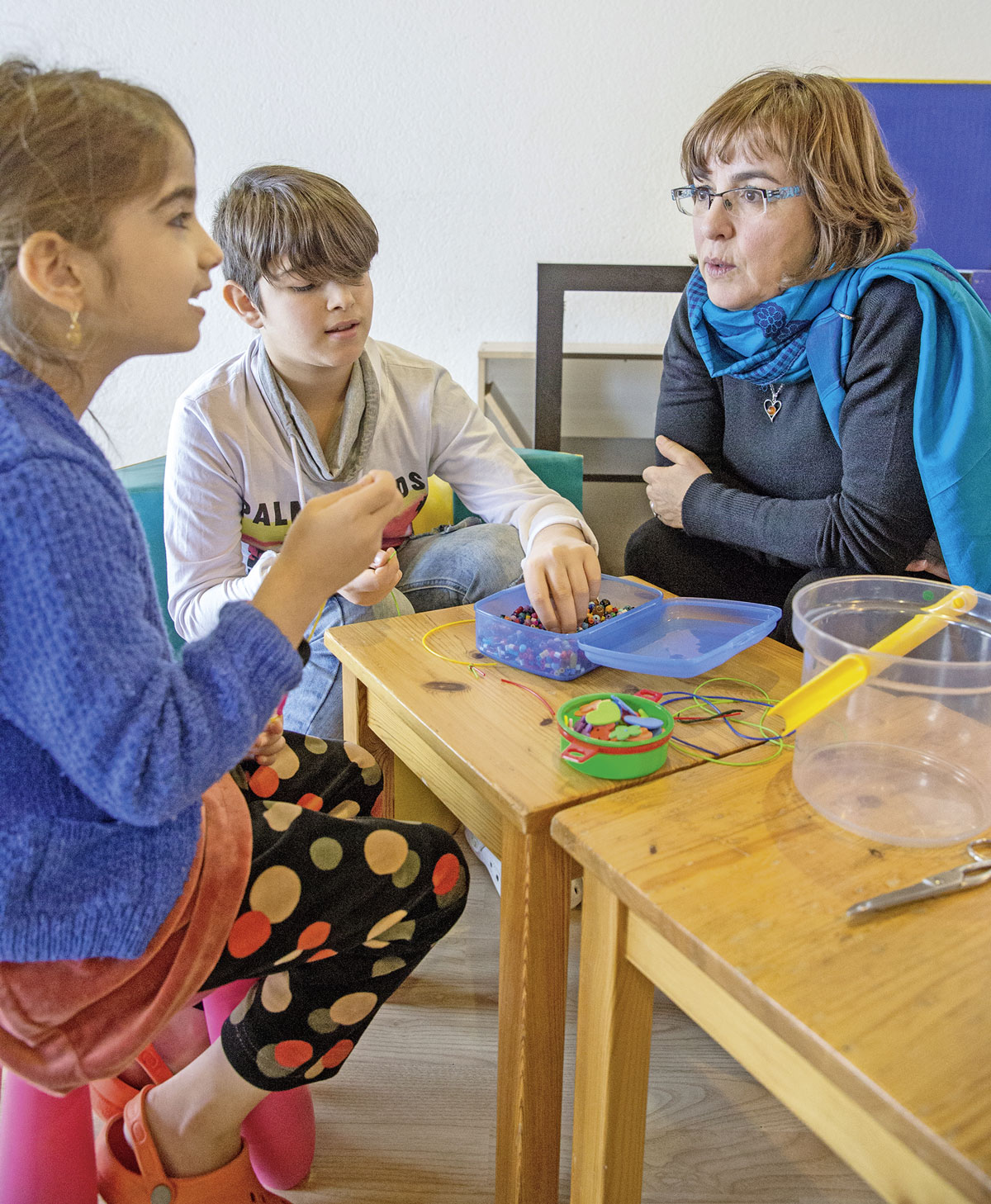 Manuela Hugonnet échange avec des enfants de requérants au centre de la Tête-de-Ran.
