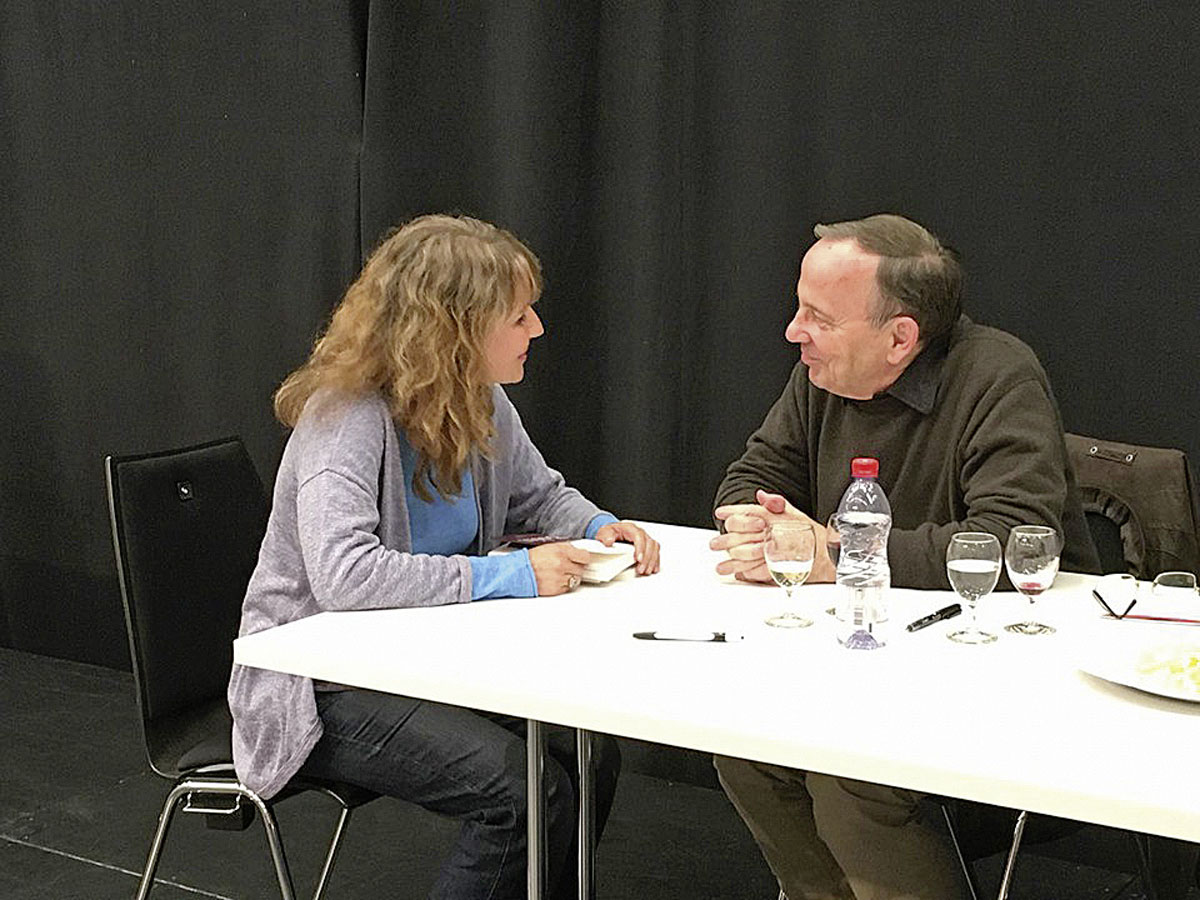 Laure et Christian lors d’une séance de dédicaces à Crans-Montana au terme de la soirée «Conversations avec Christian Bobin» en 2016.