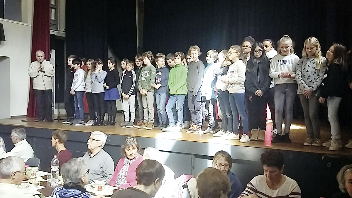 Les enfants chantent « La terre chante les couleurs ». 