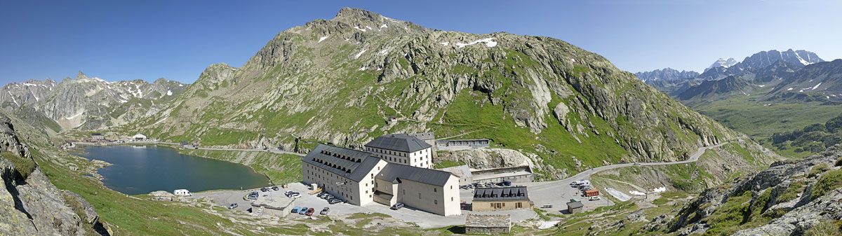 Les hospices ont été édifiés le long des chemins alpins.