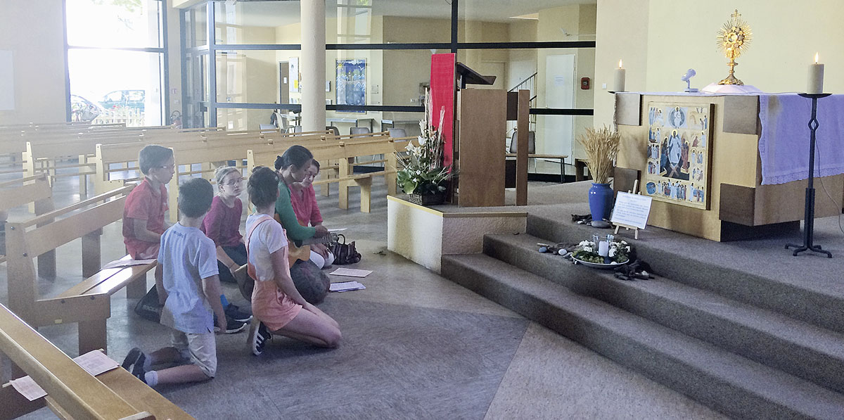 Les enfants sont sensibles au climat de l’adoration eucharistique.