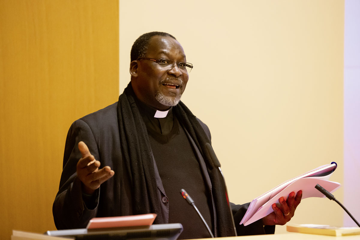 Pour le Père Janvier Yameogo, l’Eglise doit s’engager sur les réseaux sociaux.