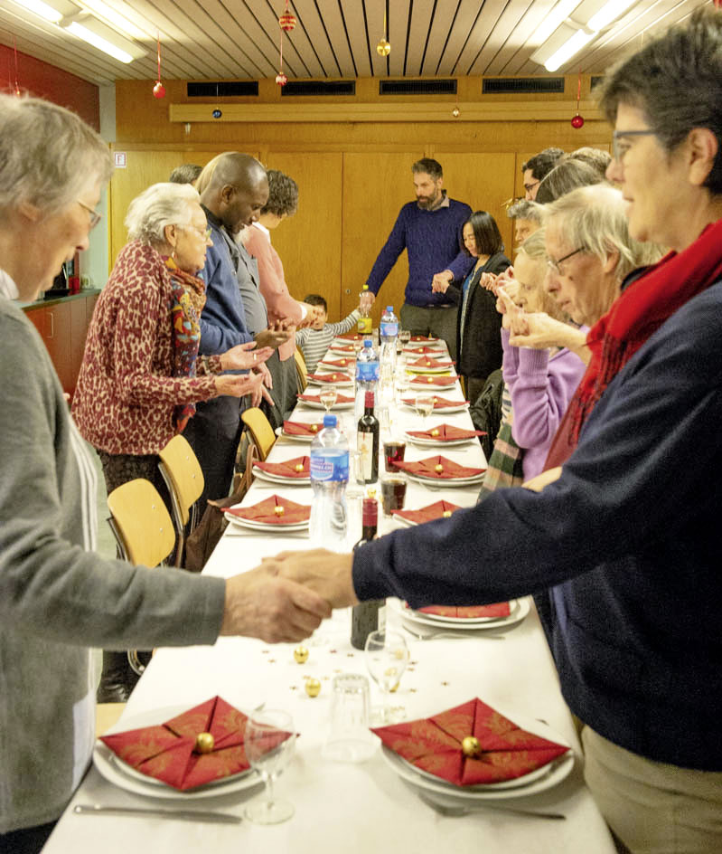 Repas de Noël ensemble à la paroisse Sainte-Thérèse après la messe des familles.