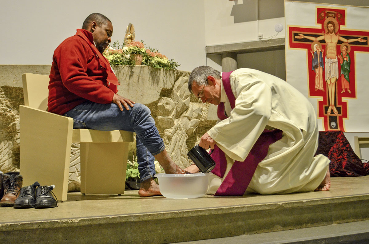 Lavement des pieds lors de la veillée de prière à l’église Sainte-Thérèse.