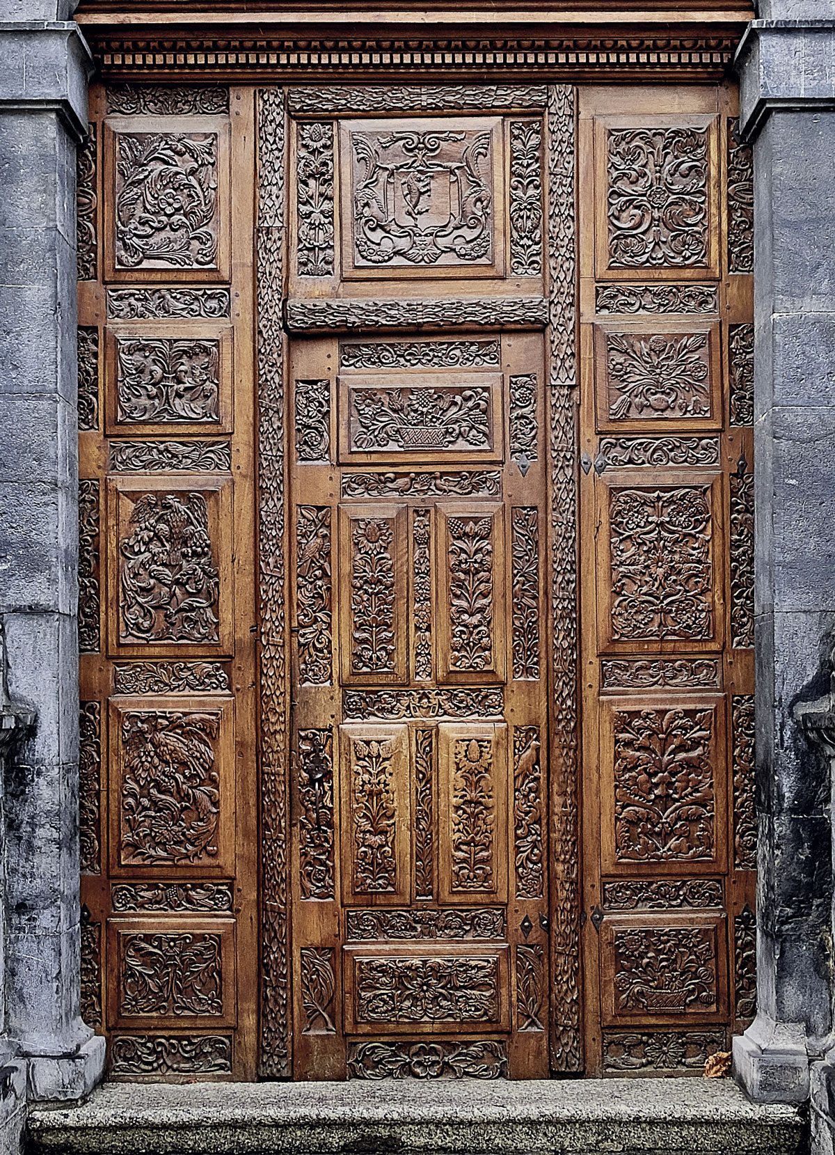 La porte d’entrée de l’église de la Ville est comme une interface de communion entre dehors et dedans : la végétation y grouille !