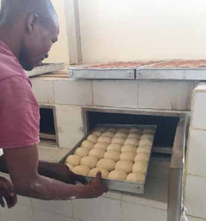 La cuisson d’une fournée de pain.